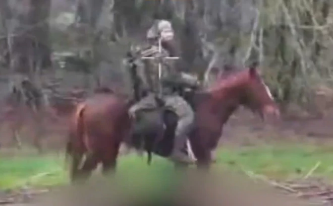 Ukrainas aizstāvji no okupantiem atgūtos zirgus nogādās drošākā vietā.