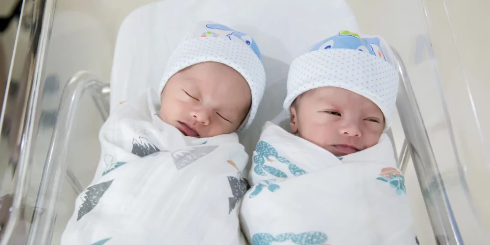 Rīgas Dzemdību namā desmit dienu laikā sagaidīti astoņi dvīņu pāri.