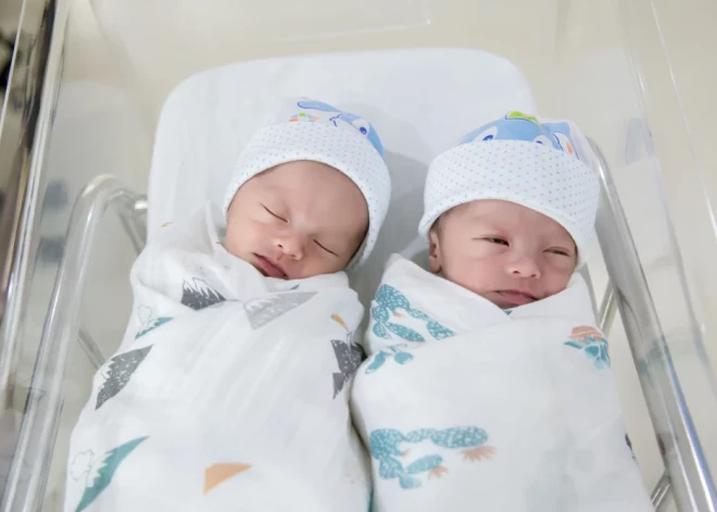 Īsts dvīņu bums! Rīgas Dzemdību namā desmit dienu laikā sagaidīti astoņi pāri