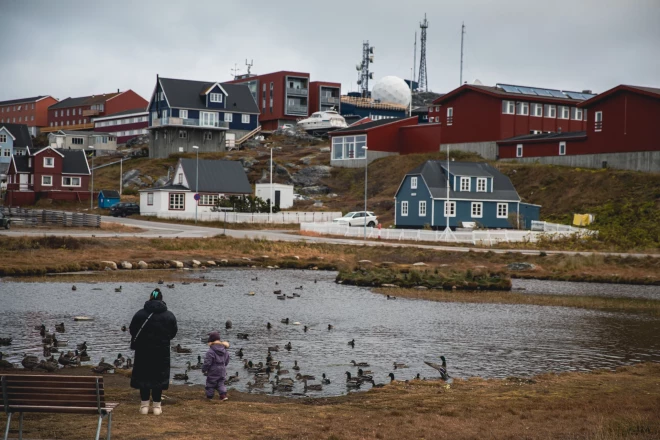 Skats uz Grenlandes galvaspilsētu Nūku.