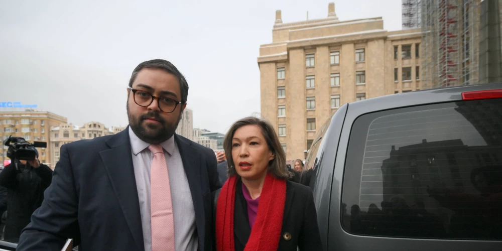 Krievijas Ārlietu ministrija izsaukusi Lielbritānijas pilnvaroto lietvedi Danaju Dolakiju, lai izteiktu protestu.