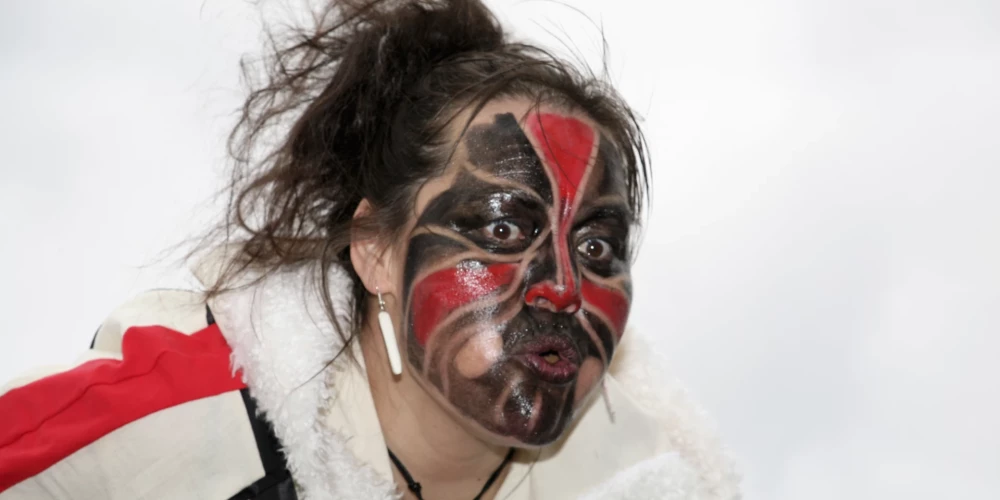 Grenlandes pamatiedzīvotāji ir inuīti (attēlā – inuīts tradicionālajā tautas maskā).