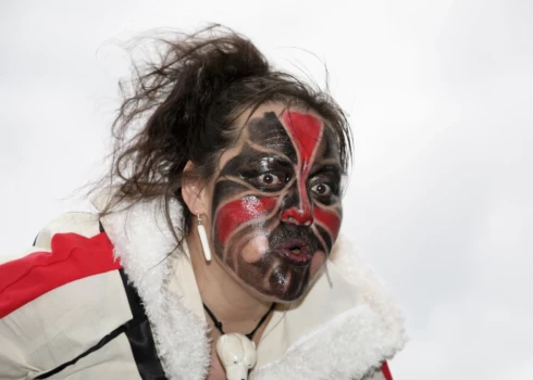 Grenlandes pamatiedzīvotāji ir inuīti (attēlā – inuīts tradicionālajā tautas maskā).