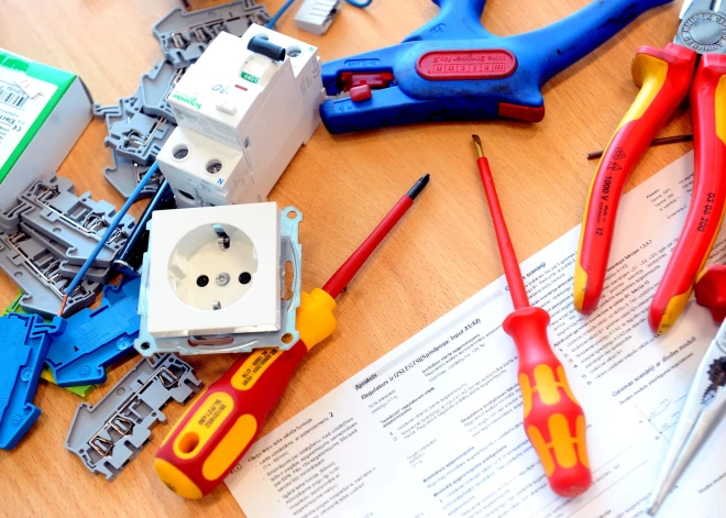 Латвийцам напомнили о том, что они обязаны сделать в своем жилье раз в 10 лет и предложили соответствующую услугу