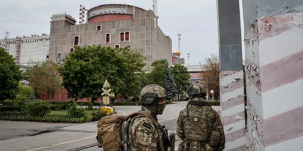 Krievijas armijas karavīri okupētajā Zaporižjas AES teritorijā.