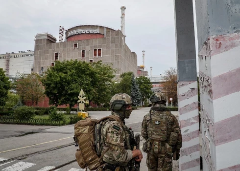 Krievijas armijas karavīri okupētajā Zaporižjas AES teritorijā.