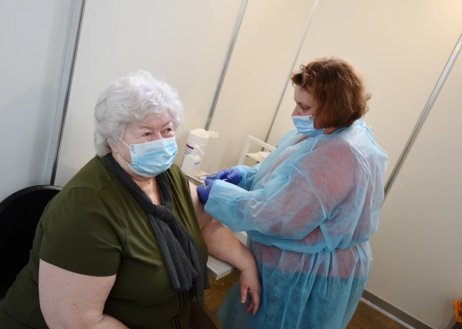 Латвия в хвосте Европы: наши пенсионеры отказываются от прививок