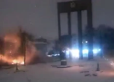 VIDEO: okupantu droni lido, bet jāpagūst notīrīt sniegs. Soctīklos apbrīno drosmīgo darbinieku Ļvivā