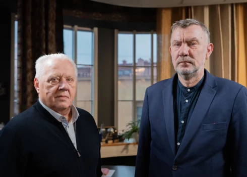 Ar ekspremjeru Andri Bērziņu sarunājās kādreizējais politiļis Andrejs Panteļējevs.