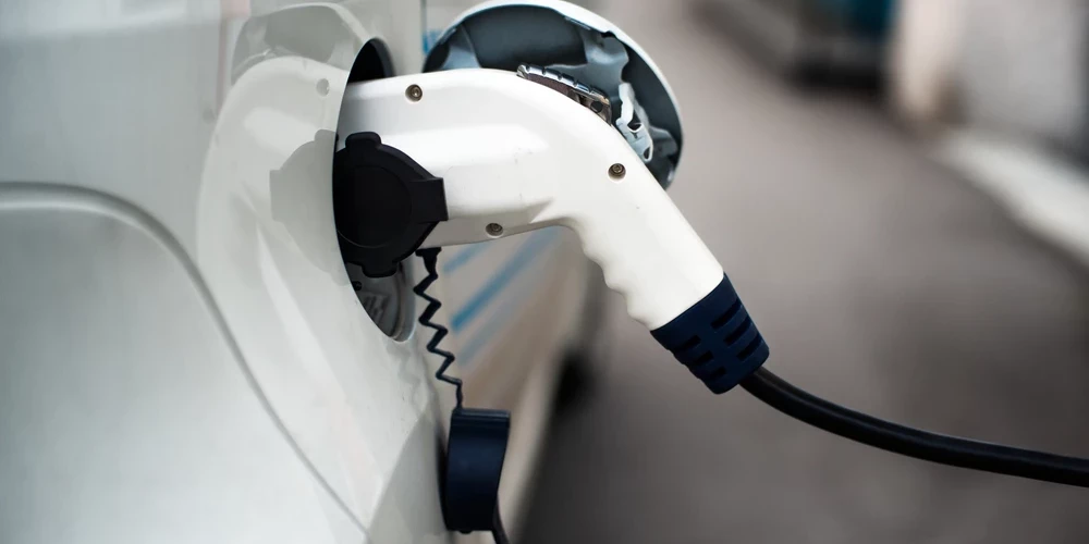 Покупать без скидки электромобили жители Латвии пока не готовы.