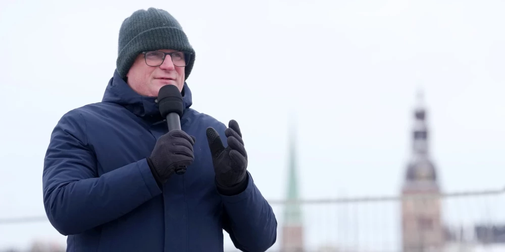 Rīgas domes priekšsēdētājs Viesturs Kleinbergs piedalās atjaunotās Mūkusalas ielas krasta promenādes atklāšanas pasākumā.