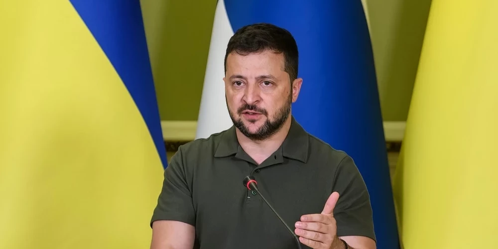 Zelenskis noraida Trampa pārmetumus par miera sarunu kavēšanu.