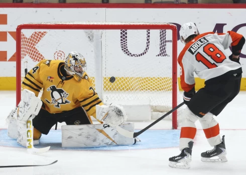 Ābols gūst vārtus "Flyers" zaudējumā "Penguins".