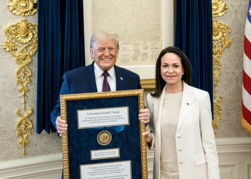 Теперь Трамп может повесить на холодильник Нобелевскую премию.