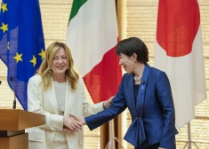 FOTO: Džordža Meloni publicē kadru ar Japānas premjerministri — neparastais ieraksts par Itālijas un Japānas satuvināšanos kļūst virāls