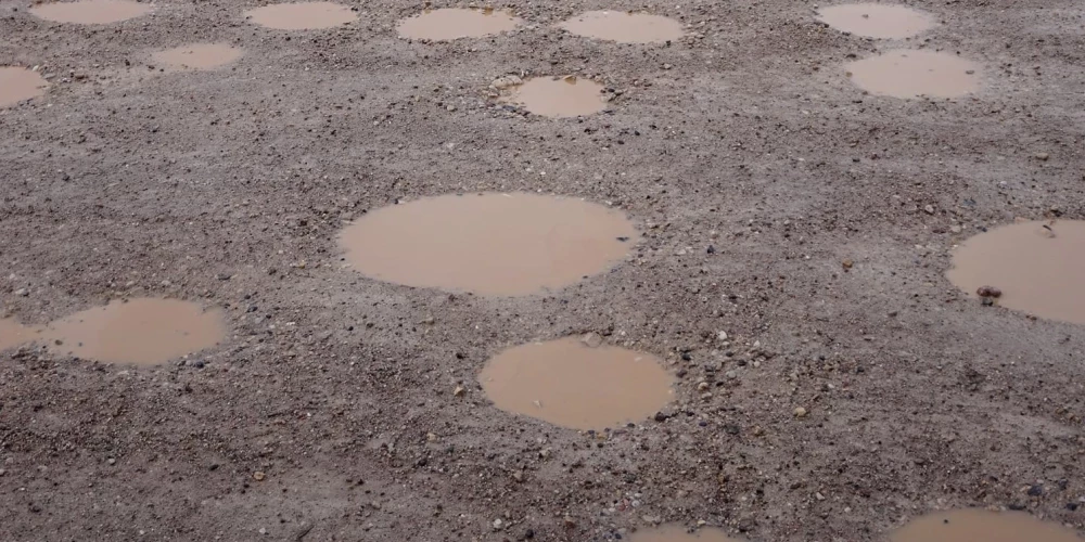 Aizkraukles iedzīvotāji ir sašutuši par Mežvēveri—Meļķitāres autoceļa stāvokli.