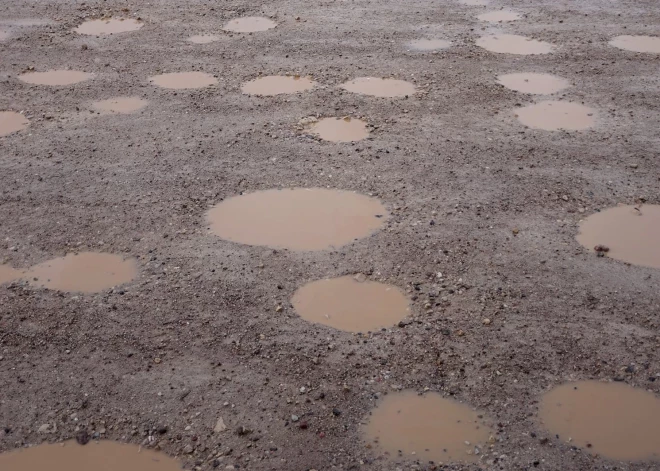 Aizkraukles iedzīvotāji ir sašutuši par Mežvēveri—Meļķitāres autoceļa stāvokli.