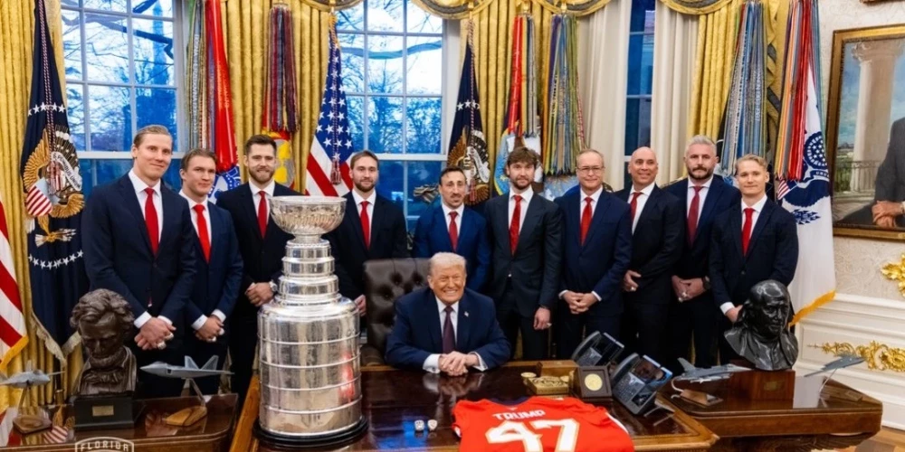 Uvis Balinskis (centrā) kopā ar komandas biedriem Ovālajā kabinetā.