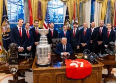 FOTO: Uvis Balinskis un "Panthers" viesojas Baltajā namā: apdāvina Trampu, kurš neaizmirst pieminēt Kanādu