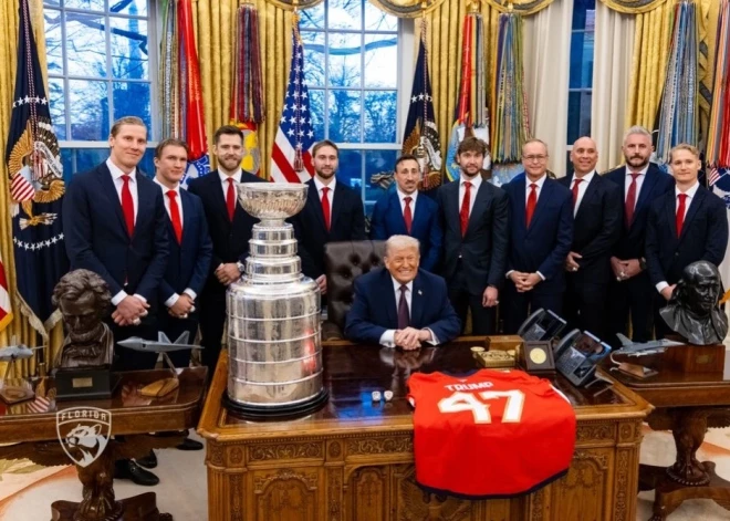 FOTO: Uvis Balinskis un "Panthers" viesojas Baltajā namā: apdāvina Trampu, kurš neaizmirst pieminēt Kanādu