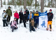 FOTO: spītējot sniegvilksnim, Garkalnē aizvadīts pirmais “EJAM VISI!” ziemas pārgājiena posms