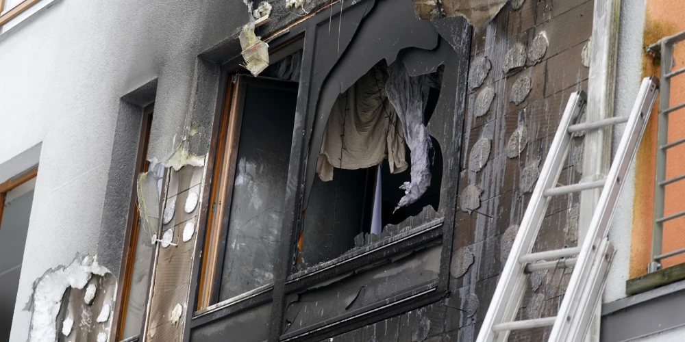 Ugunsgrēka likvidēšanas darbi dzīvojamā mājā Ķekavas novada Ķekavas pagasta Krustkalnu ciemā, kur 16. janvāra rītā izcēlās ugunsgrēks.