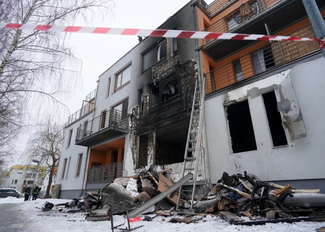 В результате пожара в жилом доме в селе Крусткалны Кекавского края погибли два человека, 29 человек были спасены, несколько из них пострадали, еще 15 эвакуировались самостоятельно.