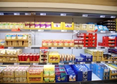 Тот же чек, но на 15 евро дороже: в каких торговых сетях Латвии мы переплачиваем больше всего?