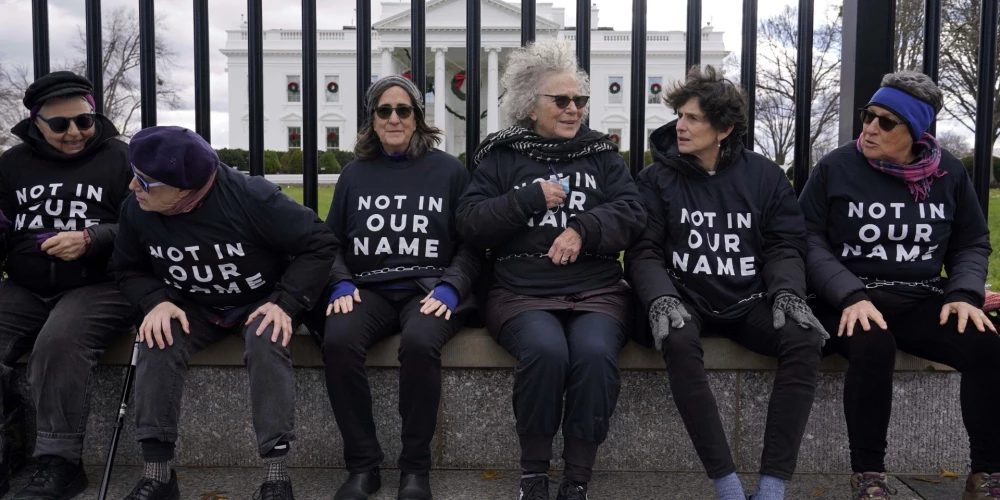 Активисты организации «Еврейский голос за мир» собрались на акцию протеста против войны Израиля и ХАМАС в Газе и приковали себя цепями к ограде Белого дома.