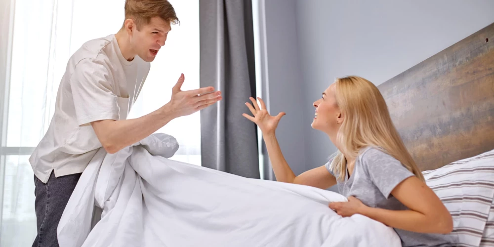 Pēdējā laikā Ogres novada pašvaldības policistiem neierasti bieži jārisina strīdi, kas saistīti ar strīdiem laulības gultās (ilustratīvs foto).