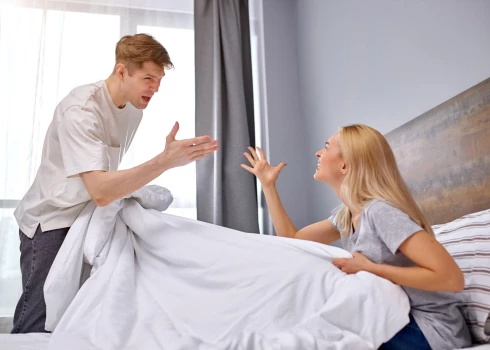 Pēdējā laikā Ogres novada pašvaldības policistiem neierasti bieži jārisina strīdi, kas saistīti ar strīdiem laulības gultās (ilustratīvs foto).