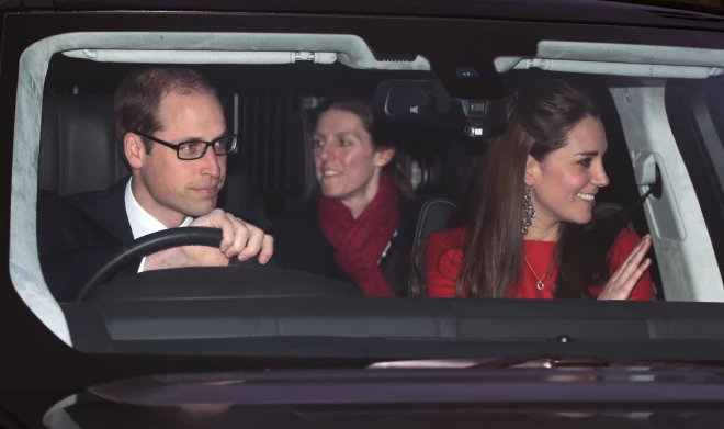 Принц Уильям и принцесса Кэтрин с няней на заднем сидении.