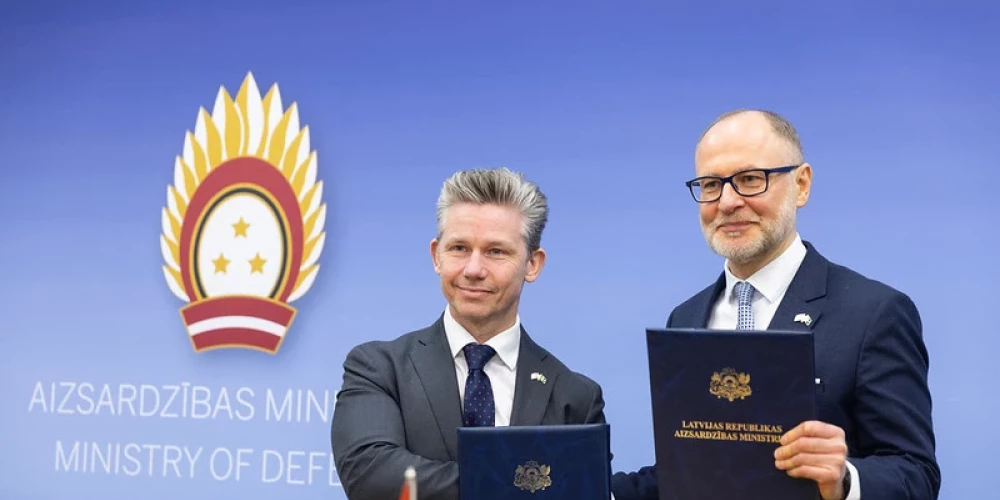 Министр обороны Латвии Андрис Спрудс и министр обороны Швеции Пал Йонсон подписали дорожную карту по укреплению оборонного сотрудничества между Латвией и Швецией.