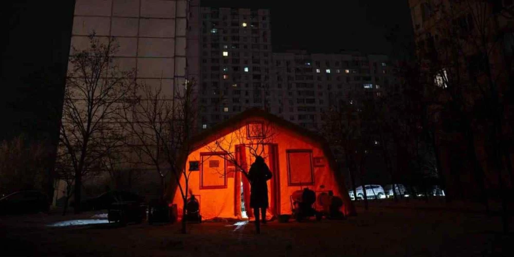 Krievu terora dēļ, daudzi nami Kijivā palikuši bez gaismas. Bet silta kamīna krāsas tikmēr izstaro teltis, kuras piepilda nesalaužamu vietējo iedzīvotāju iniciatīva un motivācija palīdzēt līdzcilvēkiem un sakaut ienaidnieku - krieviju.