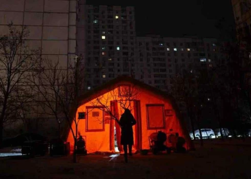 Krievu terora dēļ, daudzi nami Kijivā palikuši bez gaismas. Bet silta kamīna krāsas tikmēr izstaro teltis, kuras piepilda nesalaužamu vietējo iedzīvotāju iniciatīva un motivācija palīdzēt līdzcilvēkiem un sakaut ienaidnieku - krieviju.