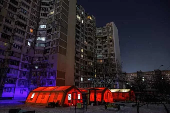 Šādi izskatās Kijivas iedzīvotāju ikdiena, kamēr uz globālās skatuves tiek risināti tādi "ne maz ne absurdi" un "bez šaubām svarīgi" jautājumi kā Grenlandes nosargāšana no "ASV iebrukuma".