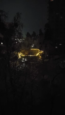 Fotogrāfiju ir grūti saprast, taču šādi izskatās ģeneratora darbināta kafejnīca Ukrainas galvaspilsētā.