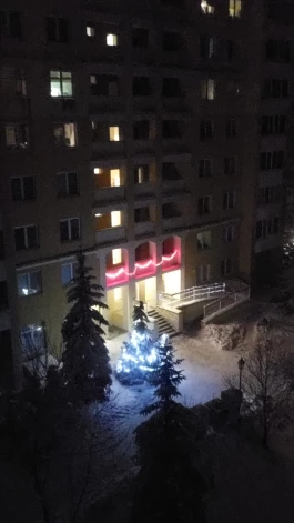 Šādi izskatās ģeneratora darbināts daudzdzīvokļu nams Kijivā.