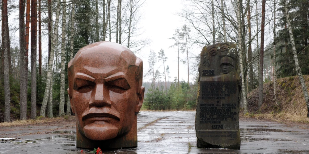 Piemineklis Padomju Armijas karavīriem un no Alūksnes atvestais Ļeņina piemineklis bijušajā Padomju Savienības kodolraķešu bāzē Alūksnes rajona Zeltiņu pagastā.