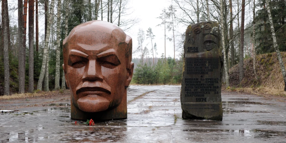В лесах Алуксненского края есть место, где холодная война ощущается не как абстрактная эпоха из учебника, а как бетон, колючая проволока и стартовые площадки, рассчитанные под ядерное оружие. 