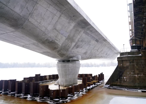 Опора недостроенного моста для Rail Baltica на Даугаве.