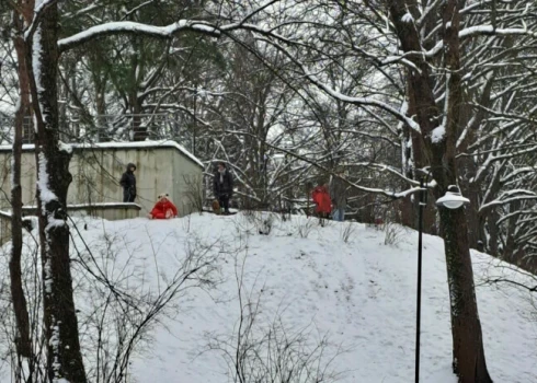 Ja mazākajiem bērniem uz kalniņiem līdzi dodas arī vecāki un uzvedību var kontrolēt, tad skolēni bieži vien mēdz izklaidēties, kā vien ienāk prātā. Tāpēc ar bērniem atkal un atkal ir jārunā par drošību un sekām, ja to neievēro.