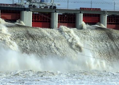 Плявиньская ГЭС - одна из самых крупных в Европе.