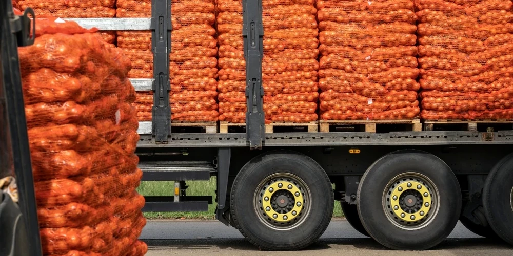 Latvijas Biozinātņu un tehnoloģiju universitātes (LBTU) Lauksaimniecības un pārtikas tehnoloģijas fakultātes docente Liene Ozola stāsta, ka Eiropas Komisijas veiktajos pētījumos par ilgtspēju un CO2 pēdu augļiem un dārzeņiem kā būtisku faktoru vērtē garās un īsās piegādes ķēdes.