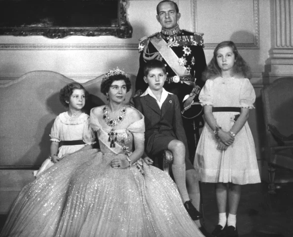 Grieķijas karalis Pāvils ar karalieni Frederiku un bērniem kroņprinci Konstantīnu, princesēm Sofiju un Irēni aptuveni 1950. gadā.