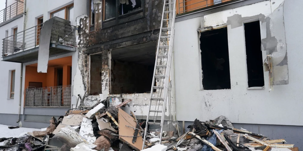 Ugunsgrēka likvidēšanas darbi dzīvojamā mājā Ķekavas novadā.