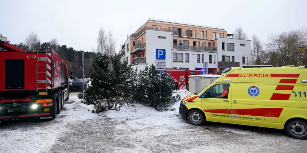 Ugunsgrēka likvidēšanas darbi dzīvojamā mājā Ķekavas novada Ķekavas pagasta Krustkalnu ciemā, kur 16. janvāra rītā izcēlās ugunsgrēks.