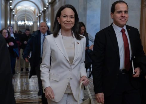 "Es ticu, ka tad, kad būs pienācis īstais laiks, es tikšu ievēlēta par Venecuēlas prezidenti, pirmo prezidenti sievieti," intervijā "Fox News" sacīja Mačado.