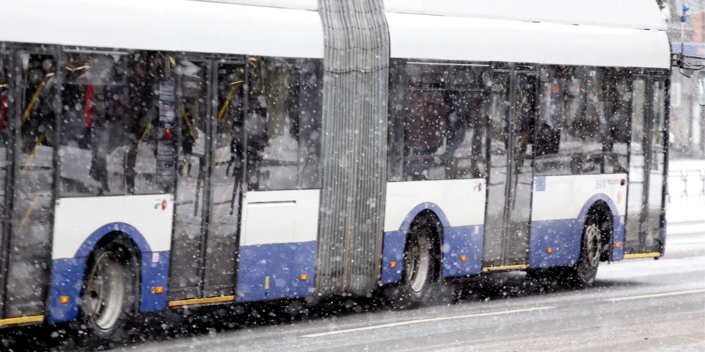 Pēc ceļu satiksmes negadījuma, kurā tika bojāts trolejbuss, vadītājai pieprasa segt remonta izmaksas.