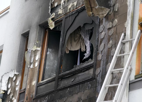 Ugunsgrēka likvidēšanas darbi dzīvojamā mājā Ķekavas novada Ķekavas pagasta Krustkalnu ciemā, kur 16. janvāra rītā izcēlās ugunsgrēks.